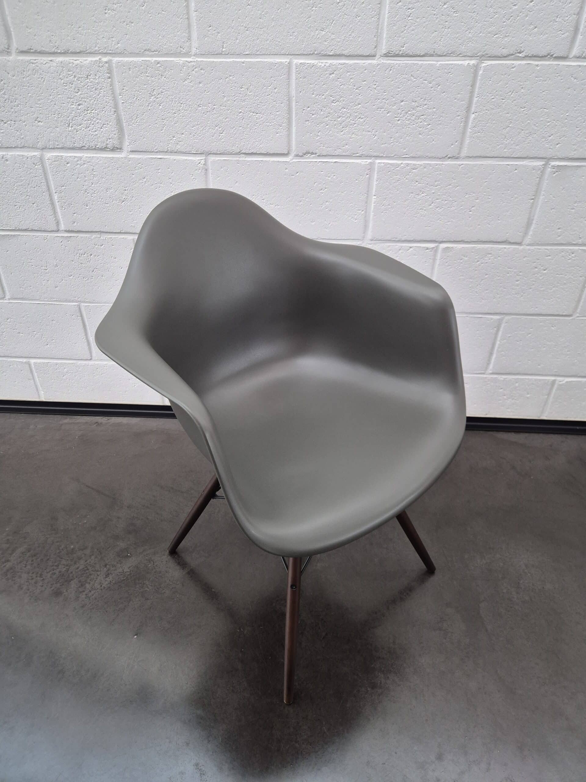 Chaise EAMES PLASTIC ARMCHAIR