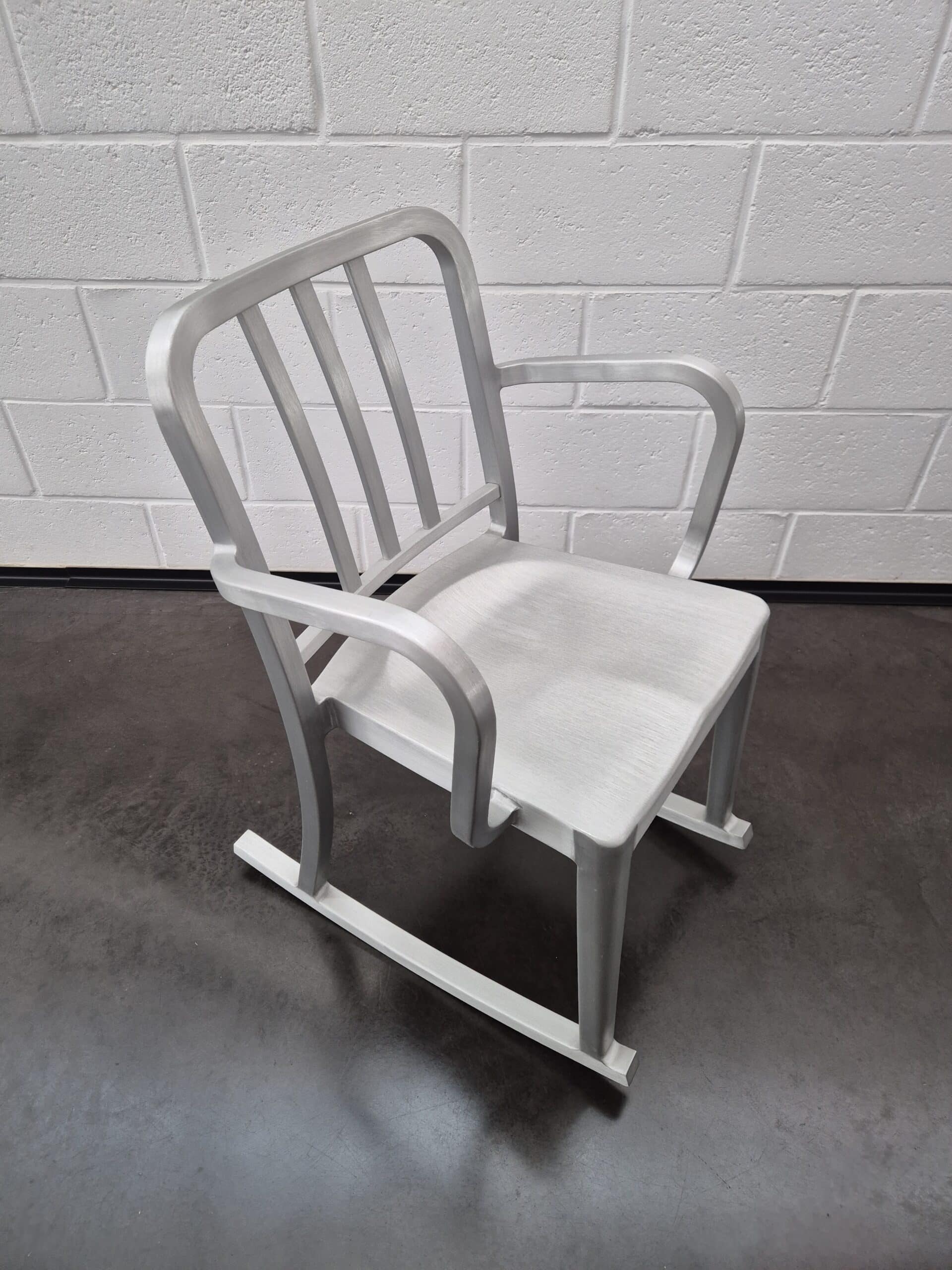 Chaise à bascule EMECO