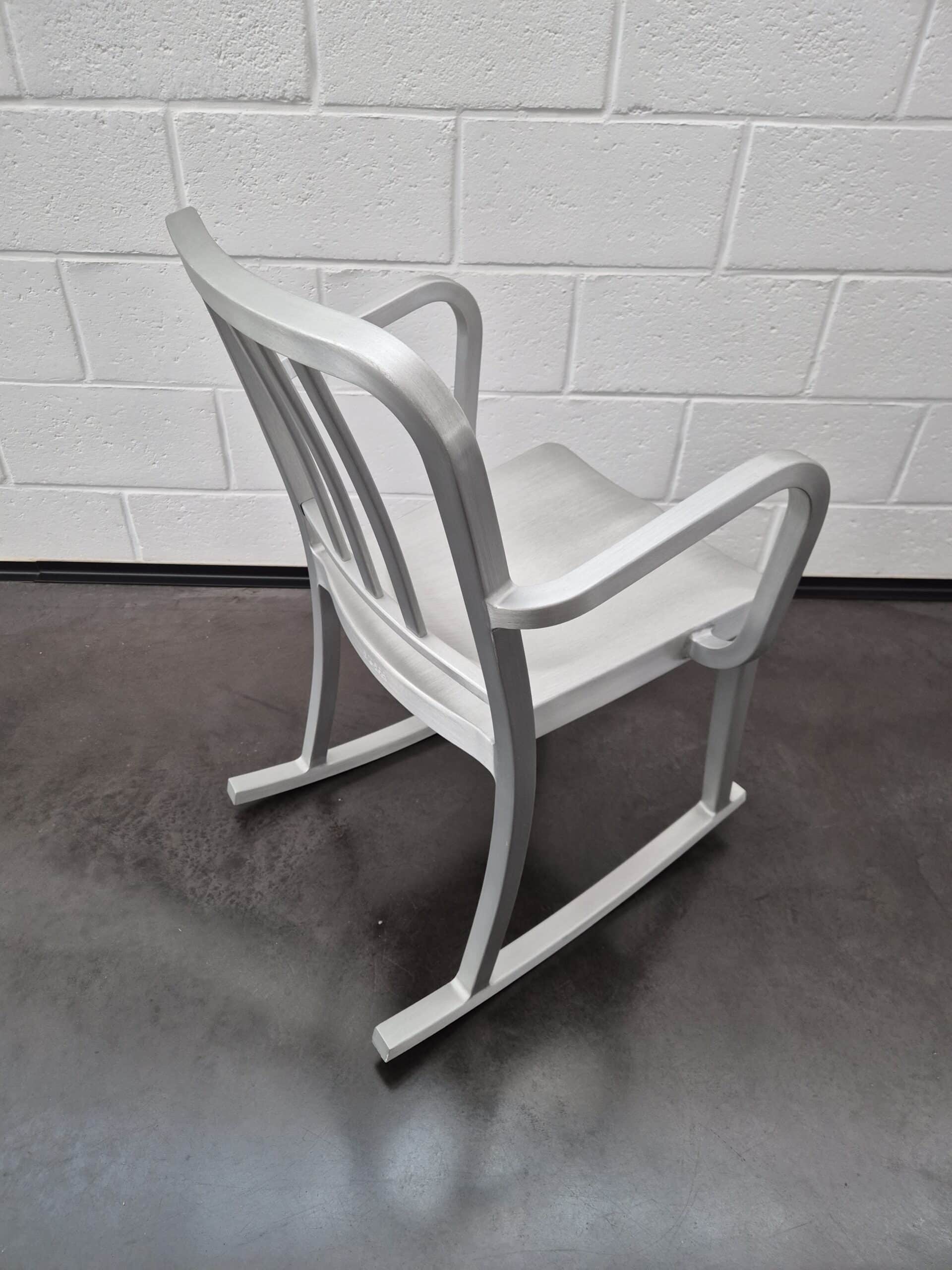 Chaise à bascule EMECO