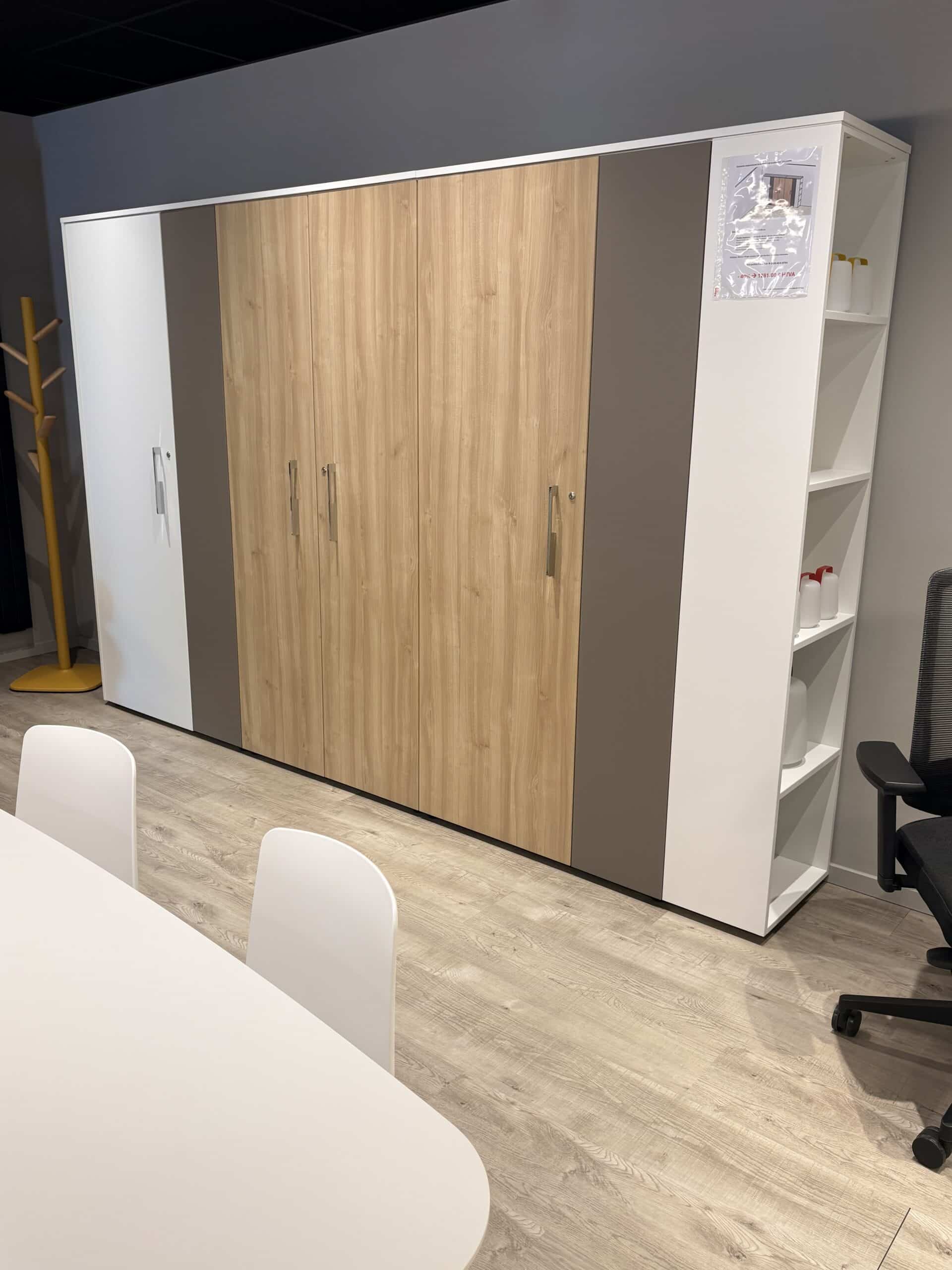 Armoire à portes battantes